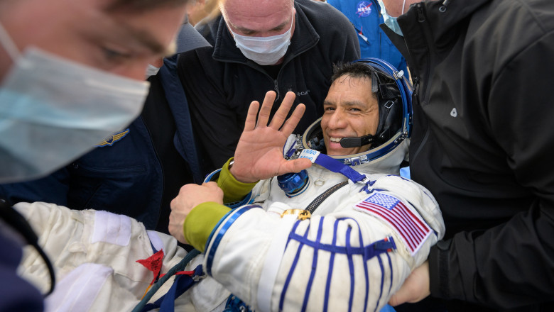 Photo of video | Un nou record NASA! Momentul în care trei astronauți revin cu bine pe Pământ, după un an petrecut în spaţiu